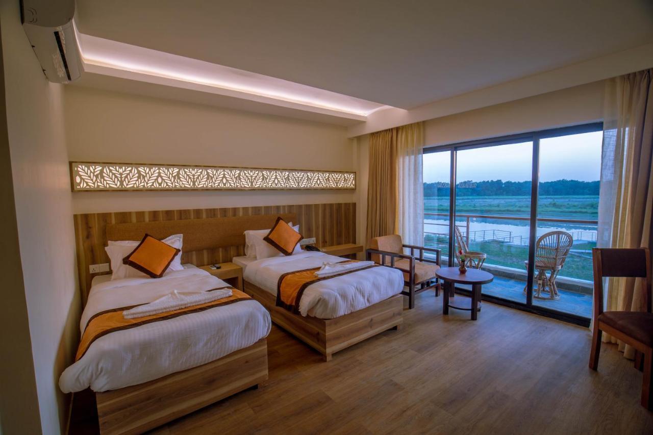 Park Safari Resort Sauraha Esterno foto