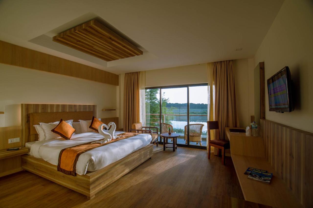 Park Safari Resort Sauraha Esterno foto