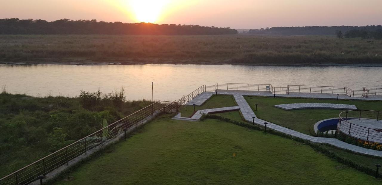Park Safari Resort Sauraha Esterno foto