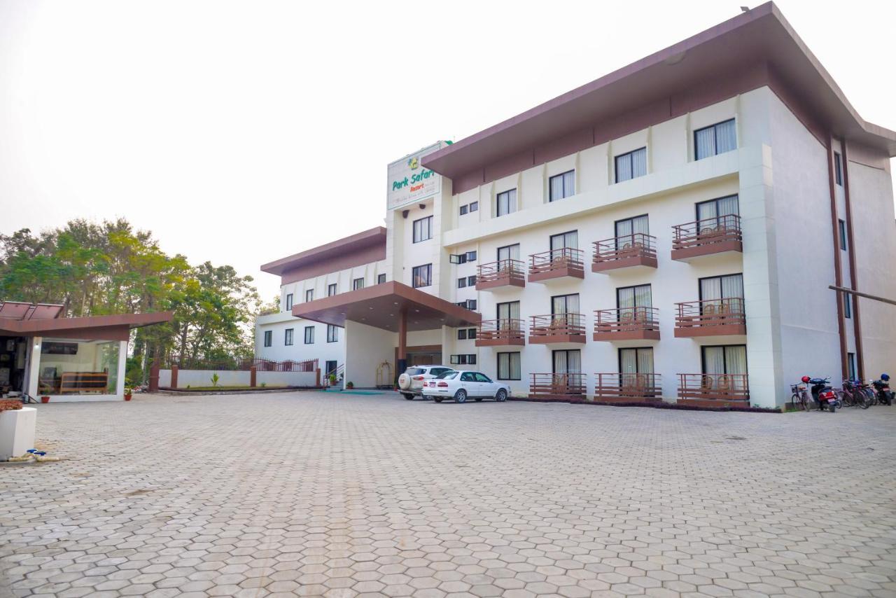 Park Safari Resort Sauraha Esterno foto