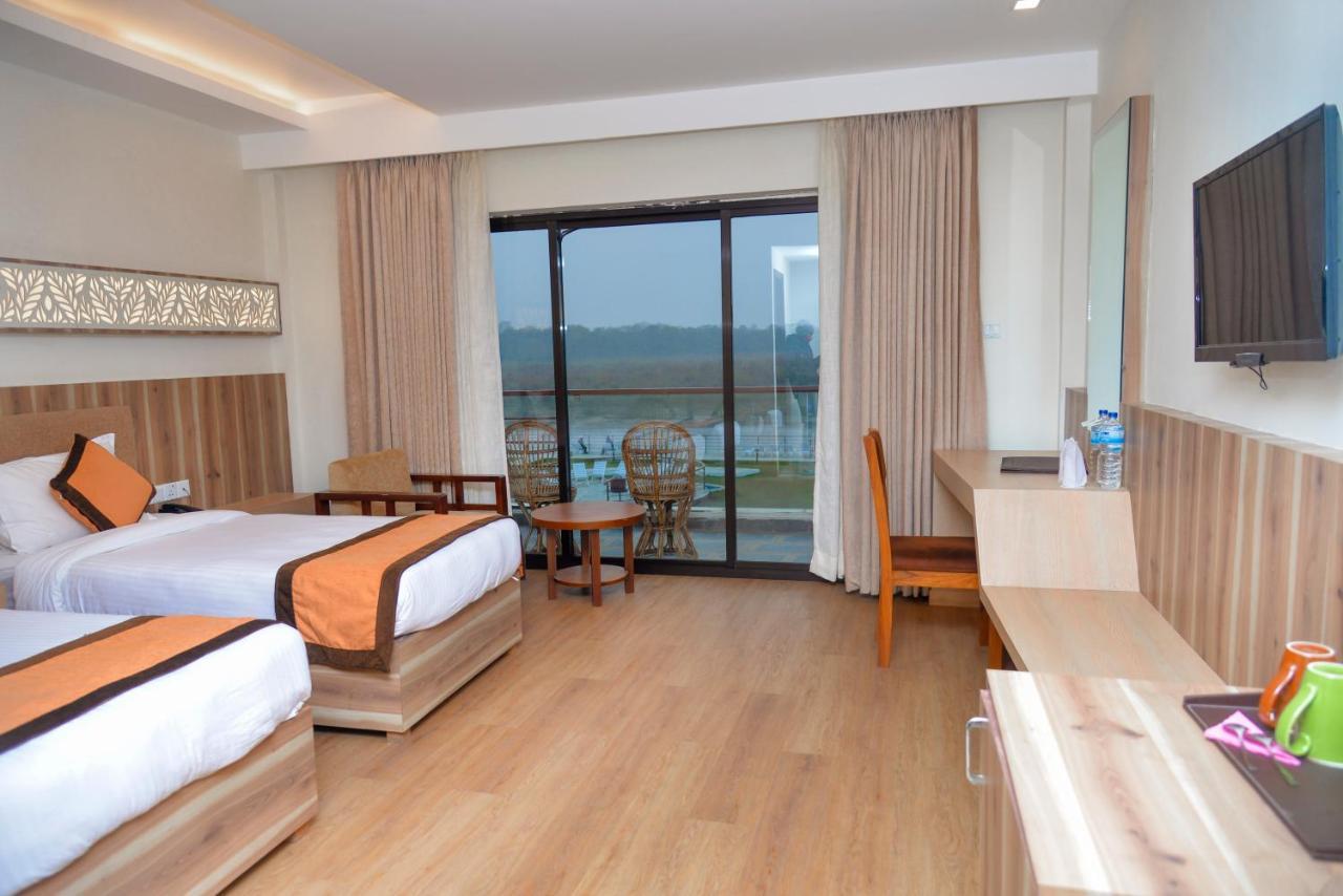 Park Safari Resort Sauraha Esterno foto