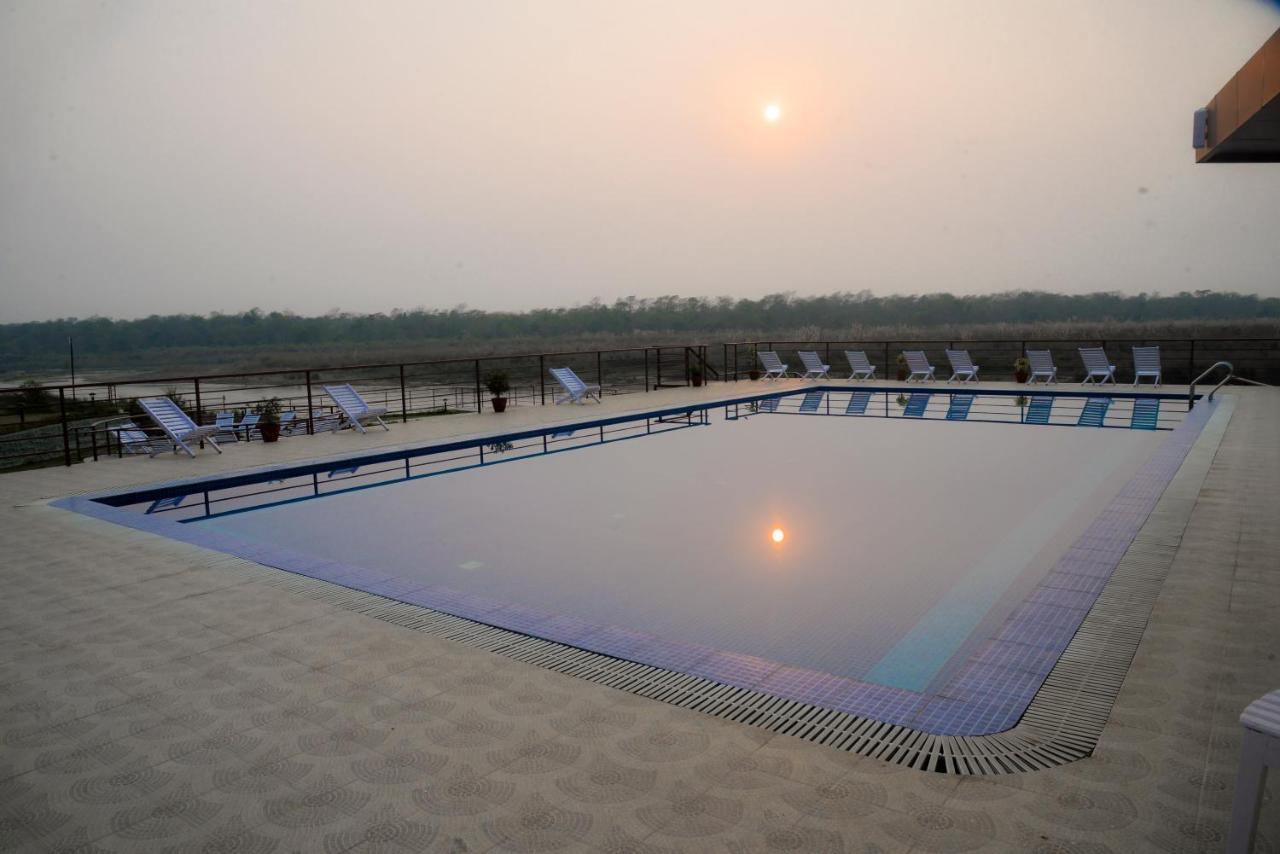 Park Safari Resort Sauraha Esterno foto
