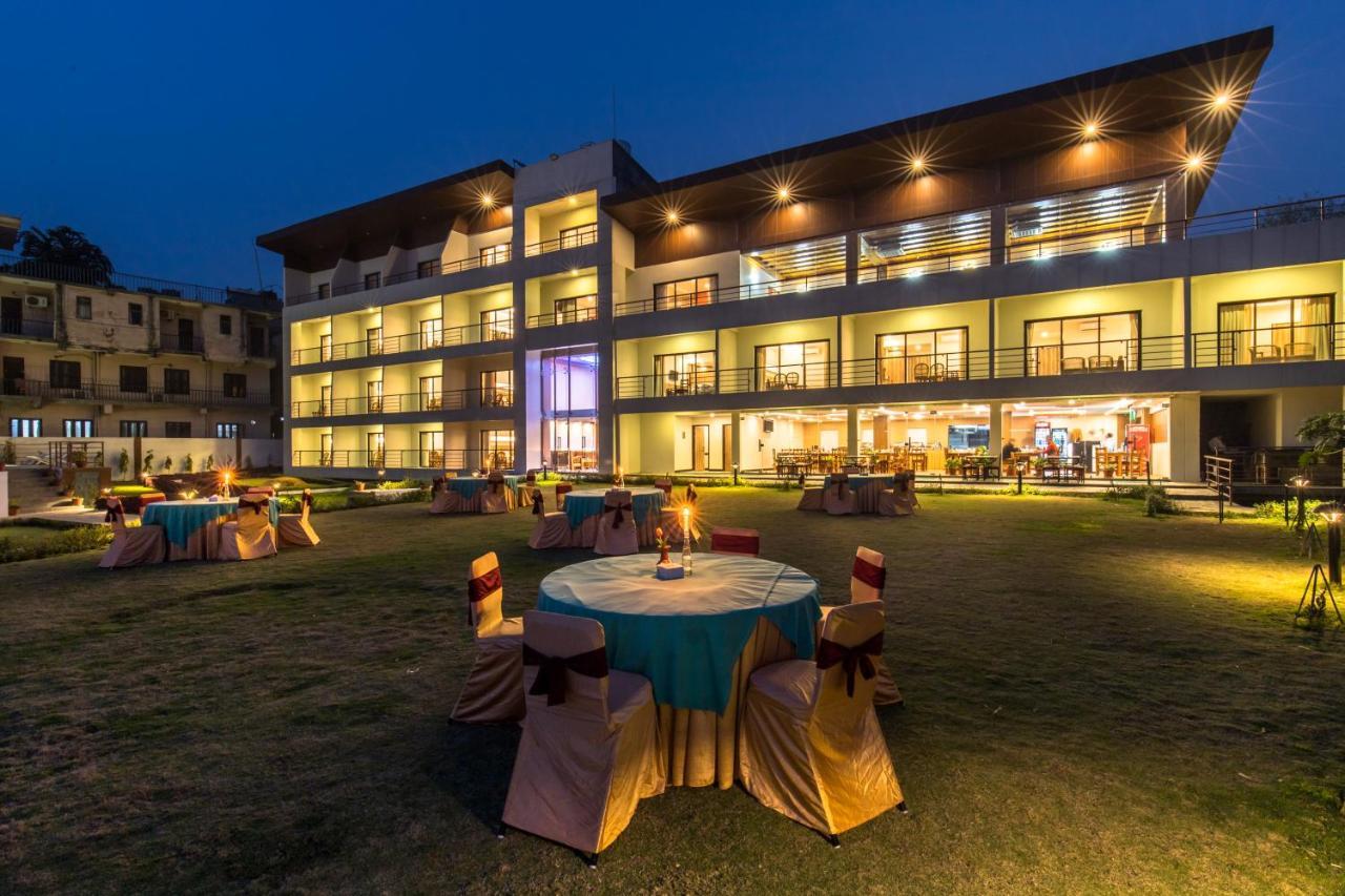 Park Safari Resort Sauraha Esterno foto