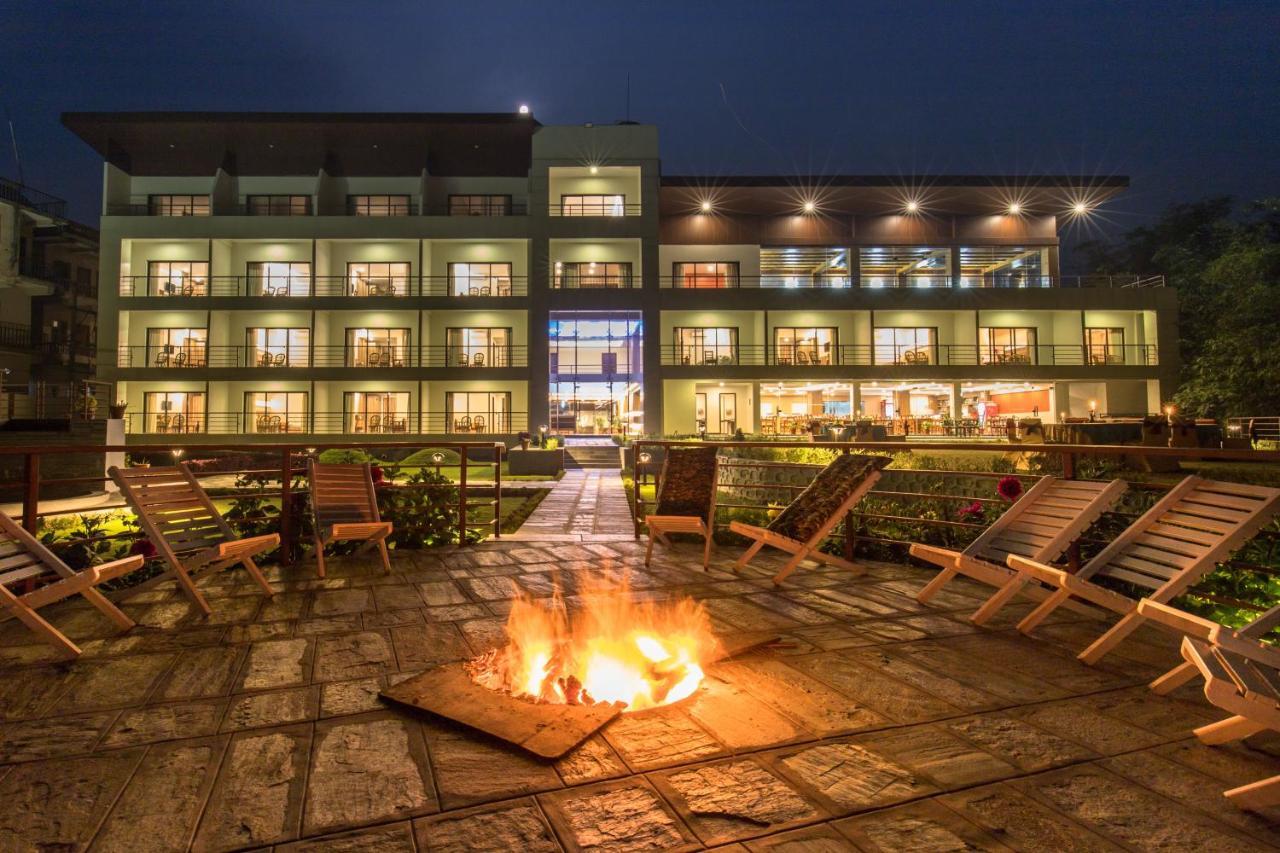 Park Safari Resort Sauraha Esterno foto