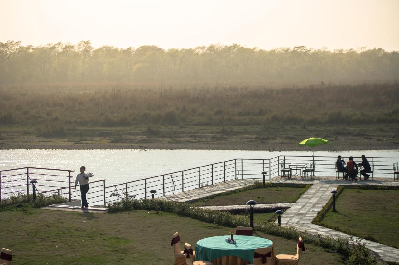 Park Safari Resort Sauraha Esterno foto
