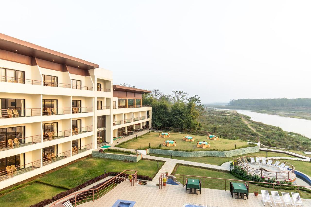 Park Safari Resort Sauraha Esterno foto